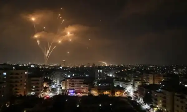 Night skyline showing defensive missile interceptions during a period of heightened regional tensions. Representative image used for illustrative purposes.