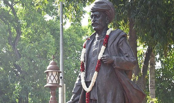 Prime Minister Narendra Modi paying floral tribute to Mahatma Jyotirao Phule's portrait. Image Credit: PIB